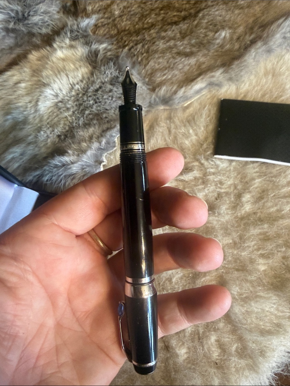 Mont Blanc retractable luxury fountain pen (4080) - Picture 3 of 10